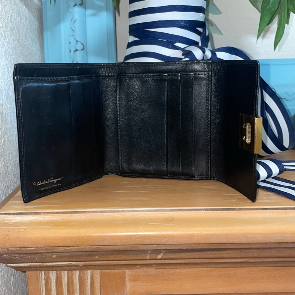 Salvatore Ferragamo Vintage Gancini Trifold Wallet Black Leather Made in Italy - Picture 8 of 13